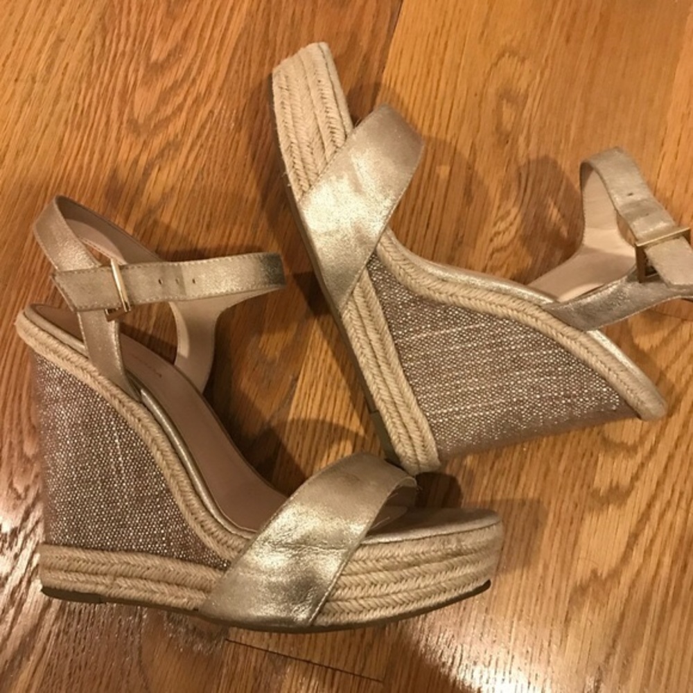 Pelle Moda Size 7.5 Gold Wedges